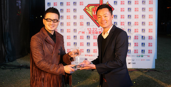 Anthony Wong (left) receiving award after his Guangzhou concert from CRMA organizer Wei Jiangang (right)