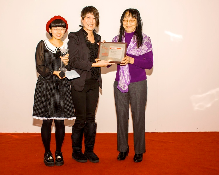 Transgender actress Joanne Leung (middle) receiving award from CRMA organizer Xiao Tie (left) and China’s oldest openly transgender individual Yi Ling (right)